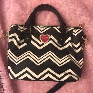 💝Betsy Johnson Black and White Pinch Crossbody💝